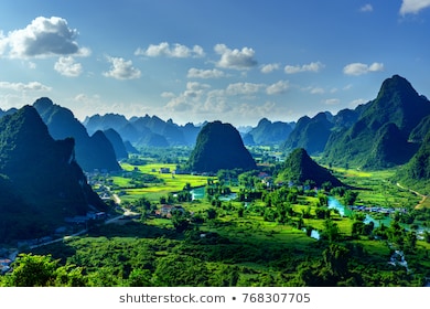 Không gì tuyệt vời hơn khi nhìn ngắm phong cảnh Việt Nam tuyệt đẹp! Đất nước ta nổi tiếng với những vùng đất tuyệt đẹp, các bãi biển xanh mát hay những dãy núi hiểm trở. Hãy chiêm ngưỡng hình ảnh này và cảm nhận sự tuyệt vời của quê hương mình.
