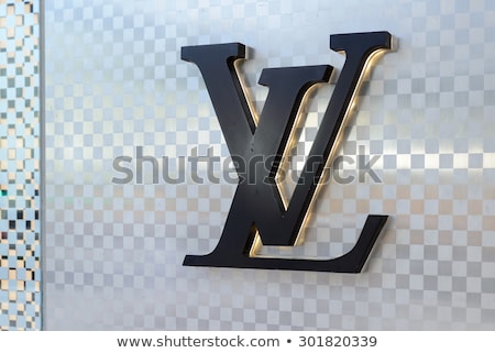 Hãng thời trang Louis Vuitton là gì Thương hiệu LV của nước nào