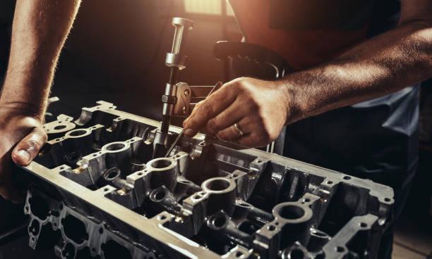 Thợ sửa chữa xe máy: Nếu bạn đang tìm kiếm một thợ sửa xe máy chuyên nghiệp và uy tín, hình ảnh này sẽ giúp bạn tìm thấy được. Bạn sẽ được tư vấn về tình trạng của xe và các giải pháp sửa chữa tốt nhất cho xe của bạn.