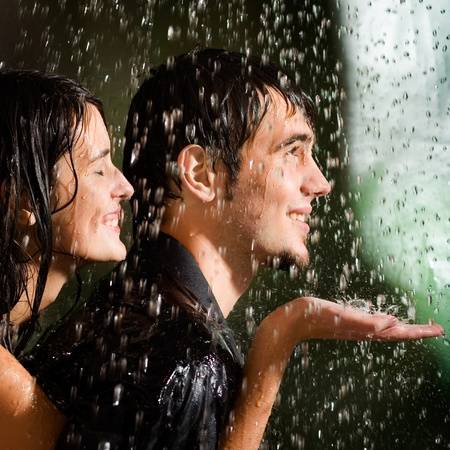 Hình ảnh nam nữ dưới mưa là một bức tranh tuyệt đẹp của tình yêu và tự do. Giúp bạn cảm nhận được sự tươi trẻ, tình cảm giữa những giọt mưa rơi. Hãy cùng xem hình ảnh nam nữ dưới mưa để cảm nhận được điều này.