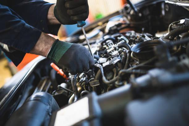 Bạn cần sửa chữa chiếc xe yêu quý của mình? Hãy xem hình ảnh về thợ sửa xe máy chuyên nghiệp và tận tâm dành cho khách hàng của chúng tôi!