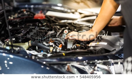 Mời bạn đến xem hình ảnh về những thợ sửa chữa ô tô chuyên nghiệp và tay nghề cao, sẵn sàng lắng nghe và giúp đỡ để chiếc xe của bạn luôn hoạt động tốt nhất.