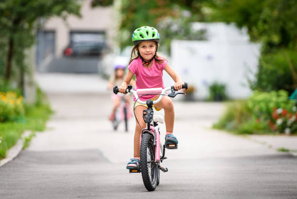 Cùng chúng tôi khám phá thế giới ngoài trời bằng cách đi xe đạp cho trẻ em nhé! Chỉ cần chuẩn bị một chiếc xe đạp an toàn, phù hợp với chiều cao và kích cỡ của bé, các cha mẹ và con trẻ sẽ có những khoảnh khắc vui tươi, sáng tạo và gần gũi với thiên nhiên.