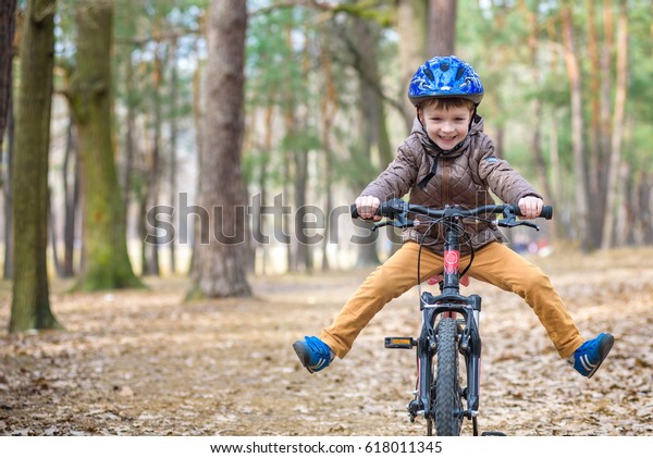 Hơn 73 nghìn ảnh trẻ em đạp xe, bộ môn thể thao ngoài trời vô cùng năng động.