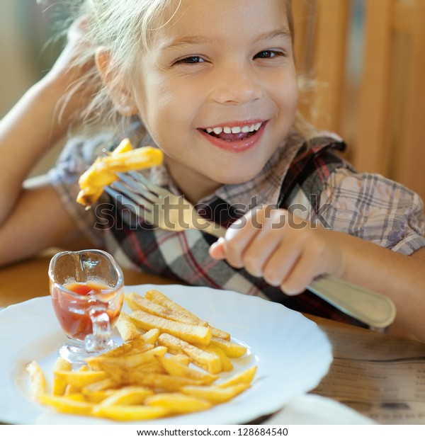Hơn 3 nghìn ảnh trẻ em ăn khoai tây chiên, món ăn vặt khoái khẩu của bé