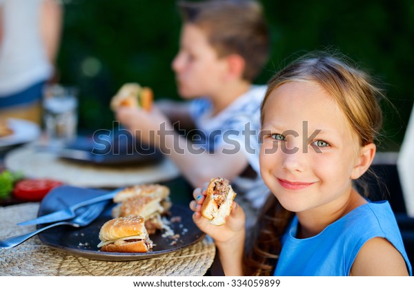 Hơn 7 nghìn ảnh trẻ em ăn hamburger đẹp tuyệt cho in ấn, quảng cáo thực đơn.
