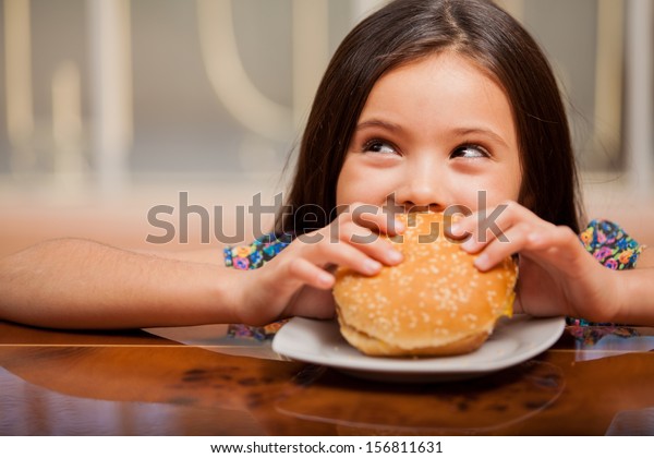 Hơn 7 nghìn ảnh trẻ em ăn hamburger đẹp tuyệt cho in ấn, quảng cáo thực đơn.